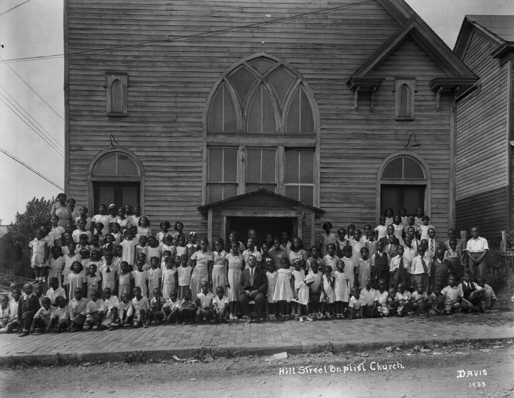 Photo of the wooden Hill Street Baptist and its congregation out front in 1933
