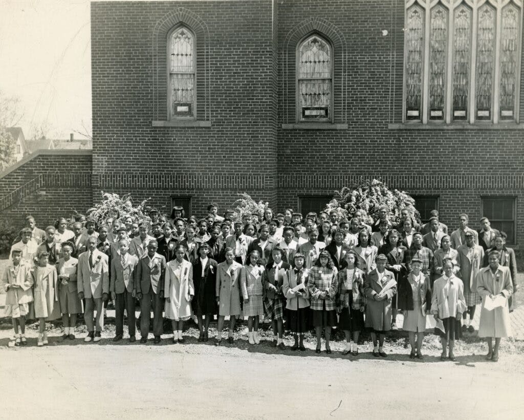 Photo of members of Loudon Avenue Christian Church
